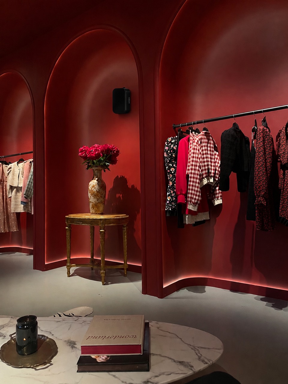 Aurelian Wall in een luxe retailinterieur