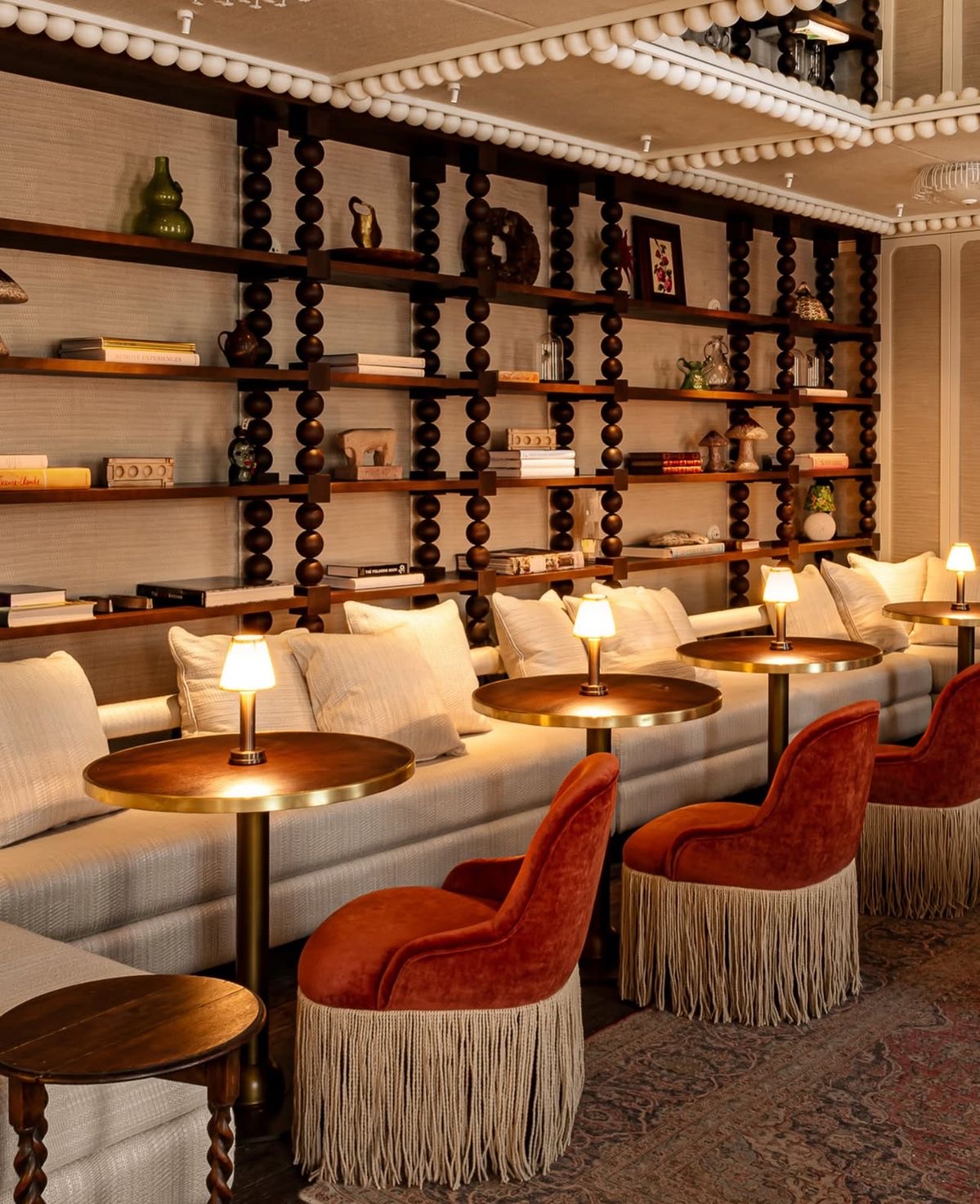 Warme hospitality lounge met rijke materialen